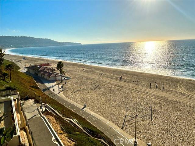 Redondo Beach, CA 90277,735 Esplanade A