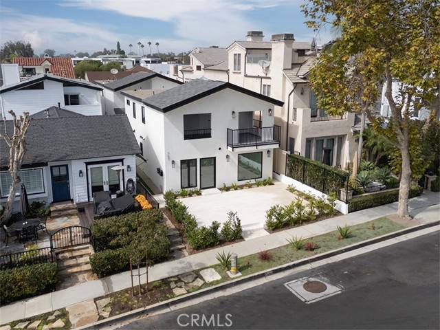 Corona Del Mar, CA 92625,707 Begonia AVE