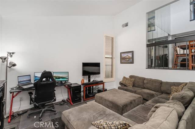 Woodland Hills, CA 91367,6121 Shoup AVE 34