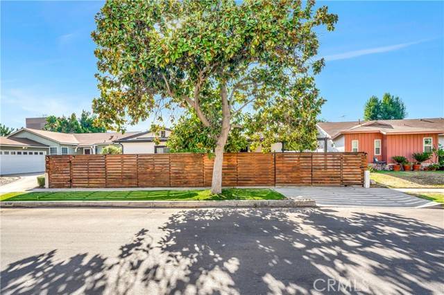 Tarzana, CA 91356,5423 Garden Grove AVE