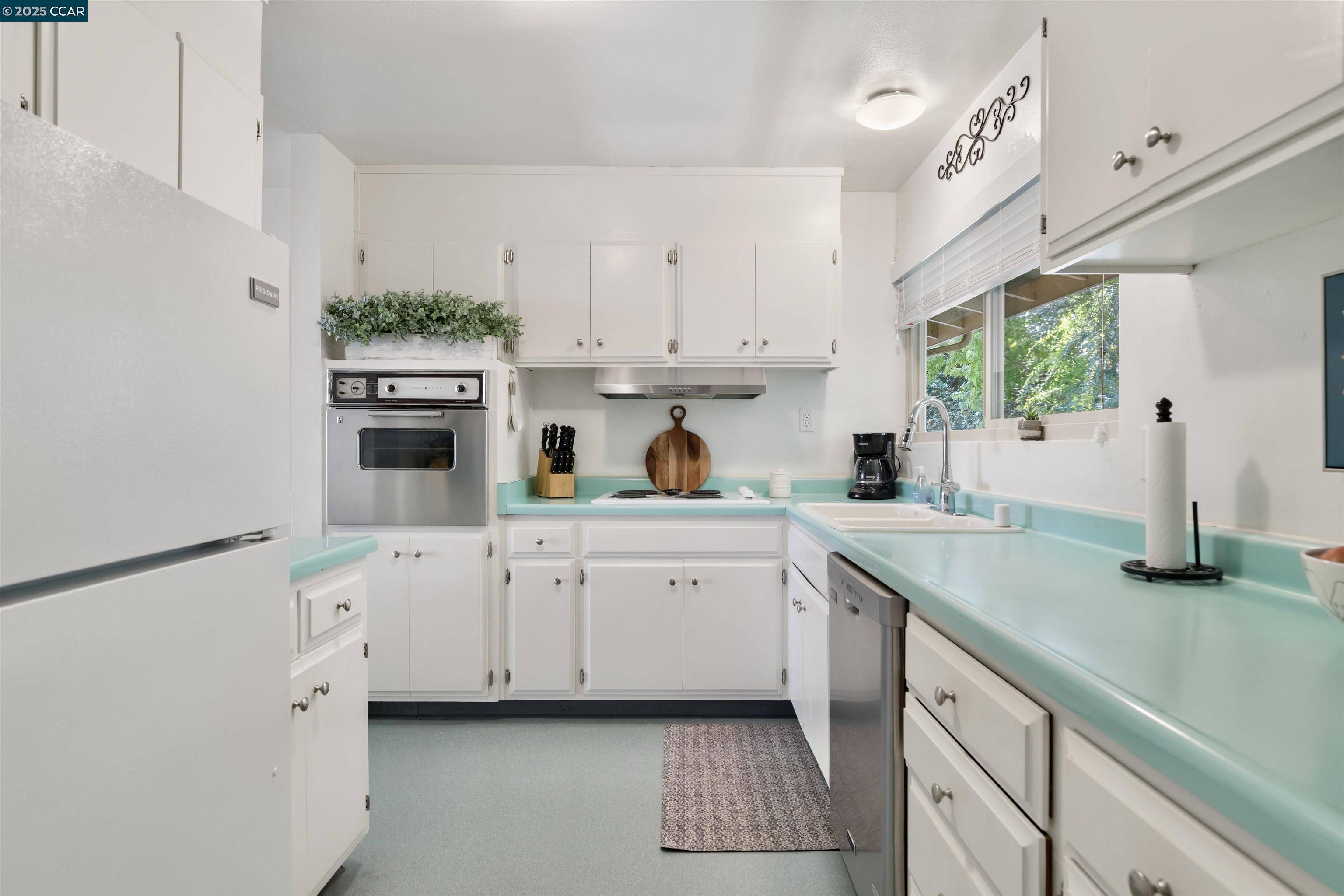 Pinole, CA 94564,2940 Estates Ave 6
