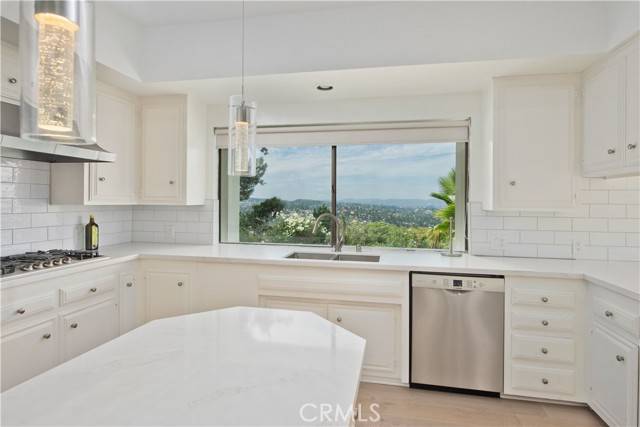 Encino, CA 91316,17901 Lake Vista DR