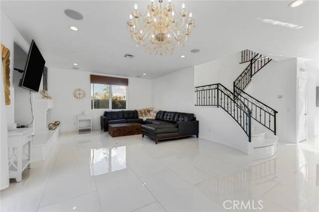 West Hills, CA 91307,6997 Sale AVE