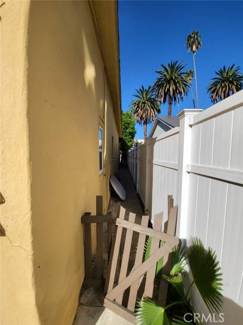 Los Angeles, CA 90019,1240 S Muirfield RD