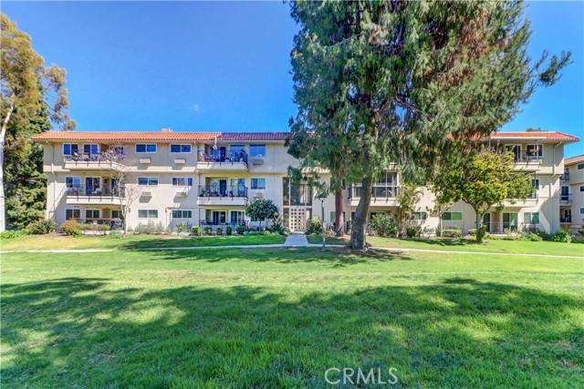 Laguna Woods, CA 92637,2392 Via Mariposa 2B