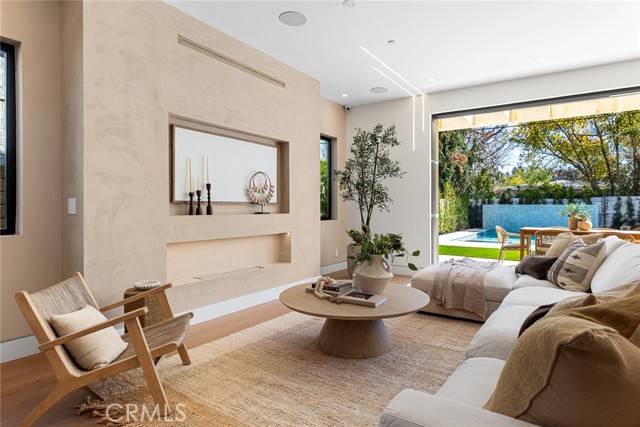 Woodland Hills, CA 91367,22640 Clarendon ST