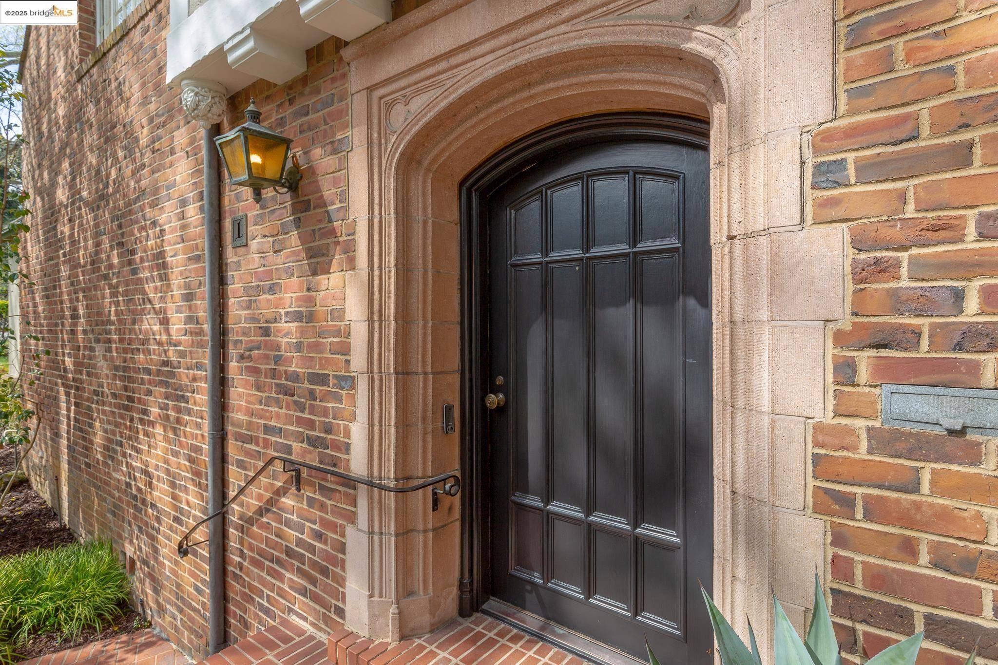 Piedmont, CA 94611,1 Sandringham Rd