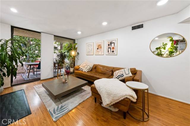 Los Angeles, CA 90042,4209 Via Arbolada 137