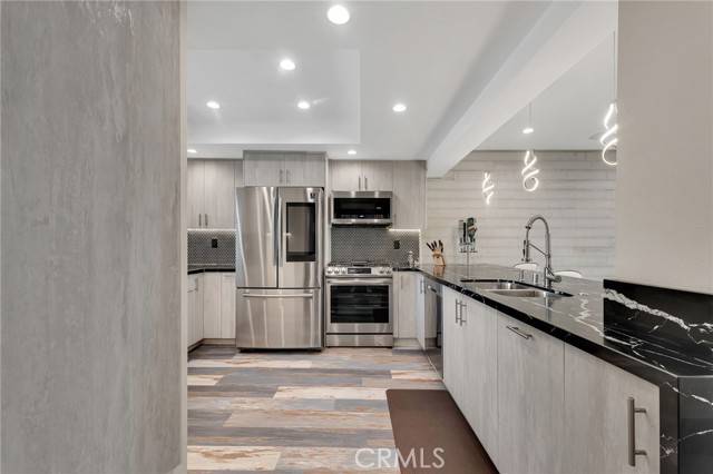Woodland Hills, CA 91367,21551 Burbank # 114 BLD