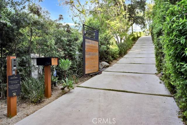 Los Angeles, CA 90046,2341 Zorada CT