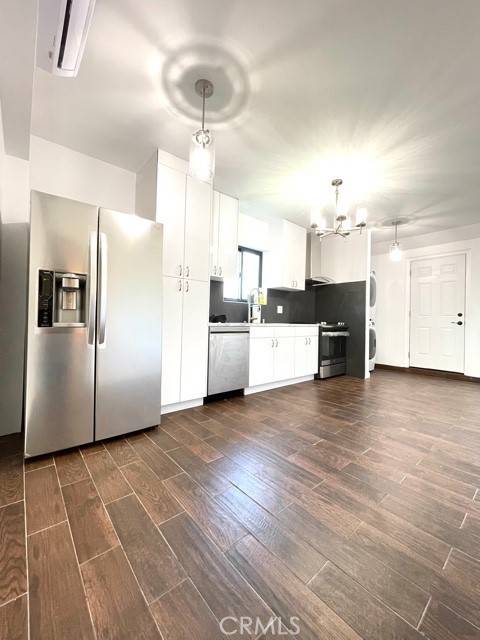 Woodland Hills, CA 91367,24018 Calvert ST