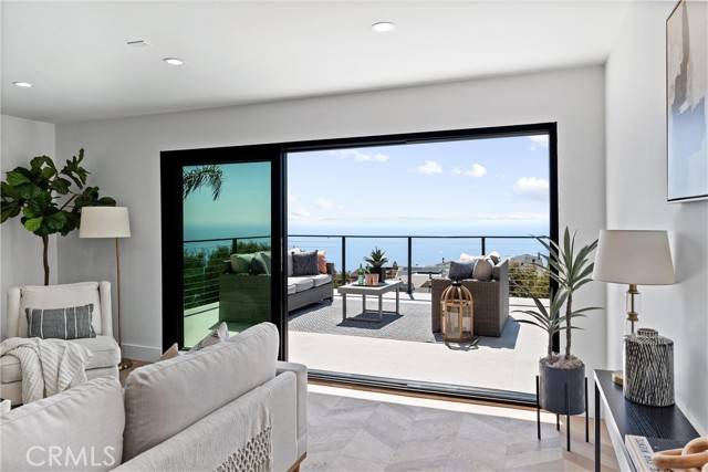 Laguna Beach, CA 92651,869 Santa Ana ST