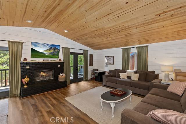 Big Bear Lake, CA 92315,40211 Guinan LN