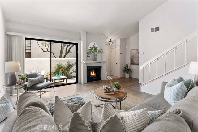 Woodland Hills, CA 91367,22259 1/4 Erwin ST