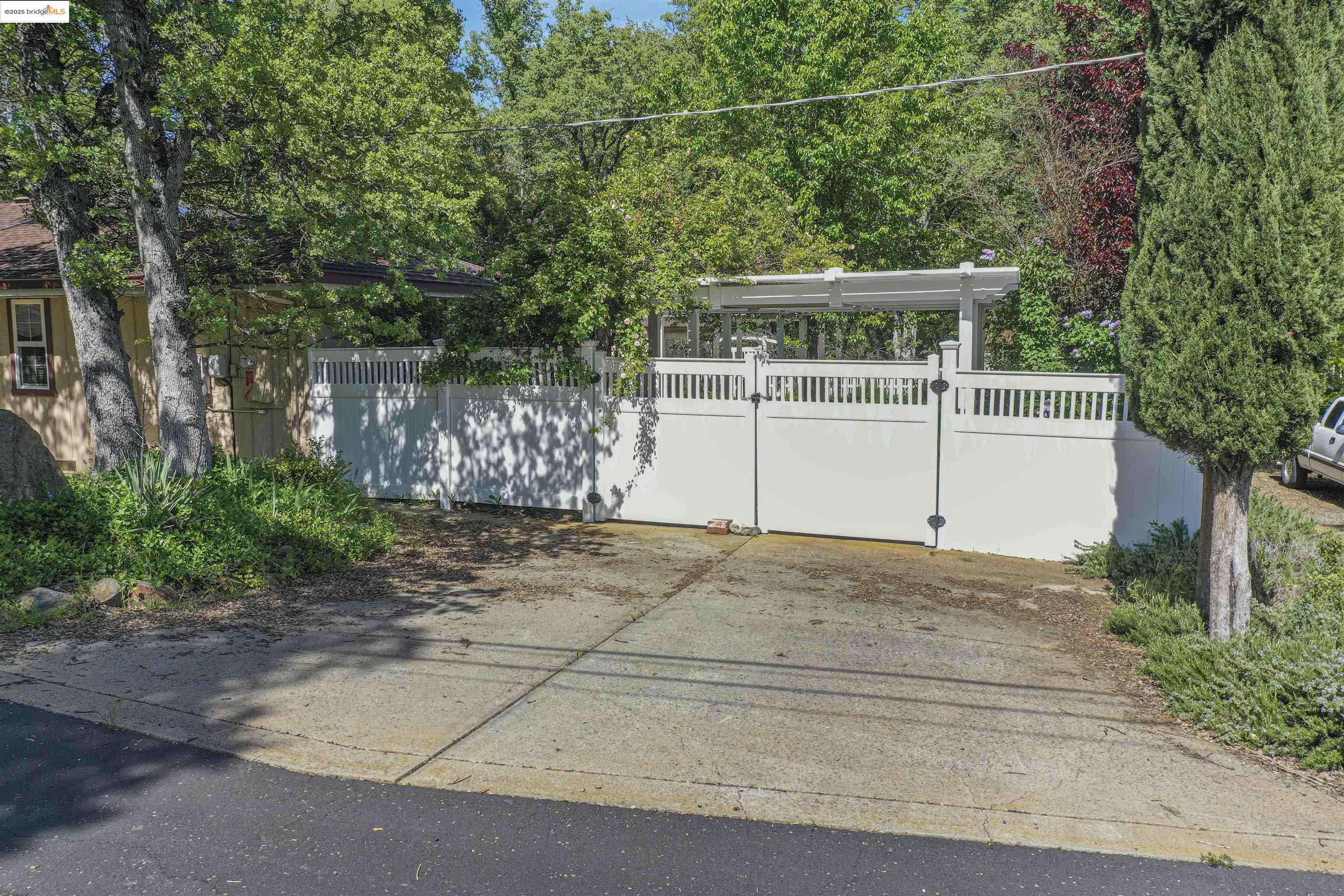 Sonora, CA 95370,20668 Lower Hillview Dr