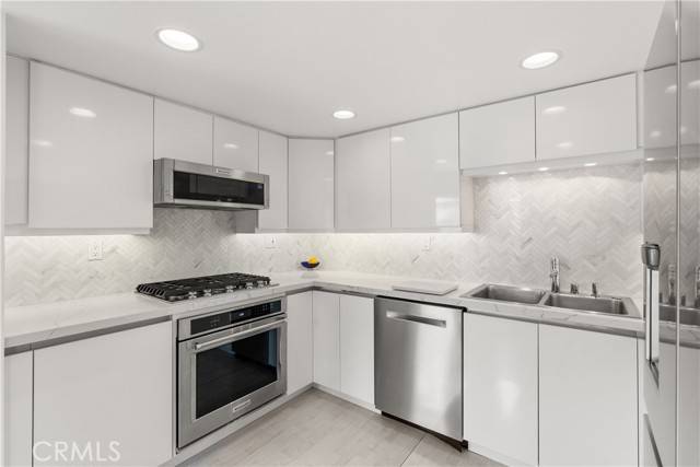 Newport Beach, CA 92663,239 61st ST