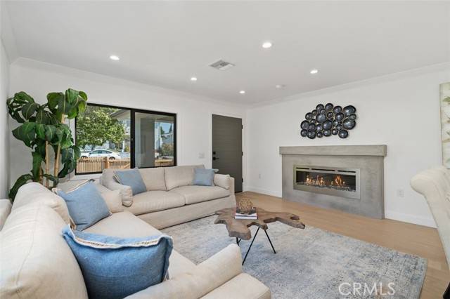 Los Angeles, CA 90027,4366 Camero AVE