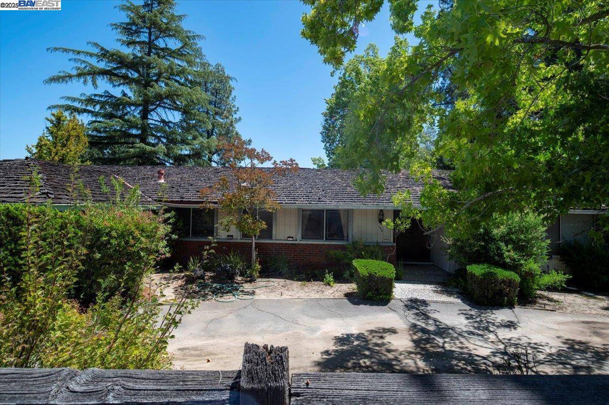 Alamo, CA 94507,196 Crest Ave