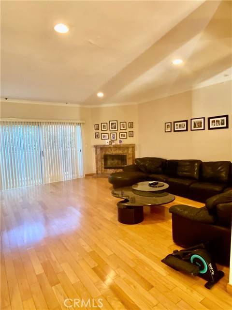 Sherman Oaks, CA 91403,14919 Dickens ST 105