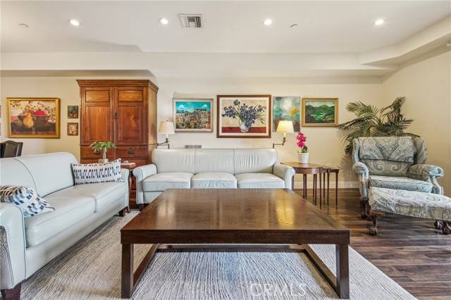 Toluca Lake, CA 91602,11218 Camarillo ST 305