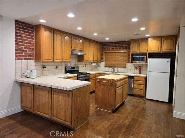 West Hills, CA 91307,7053 Darnoch WAY