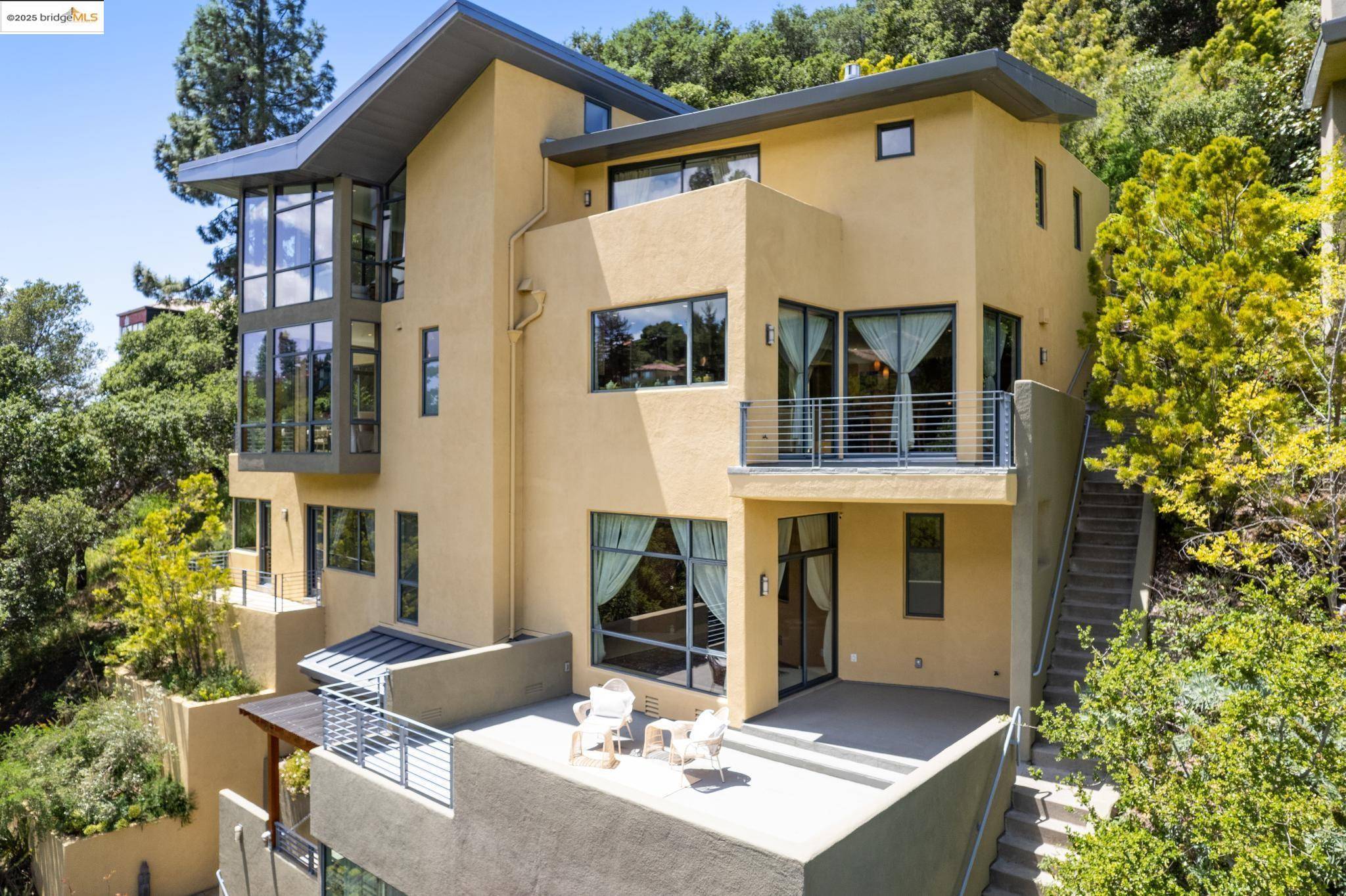 Berkeley, CA 94705,1015 Grand View Dr