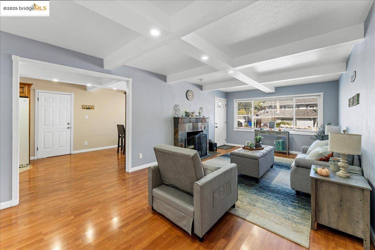 Castro Valley, CA 94546,18943 Crest Ave
