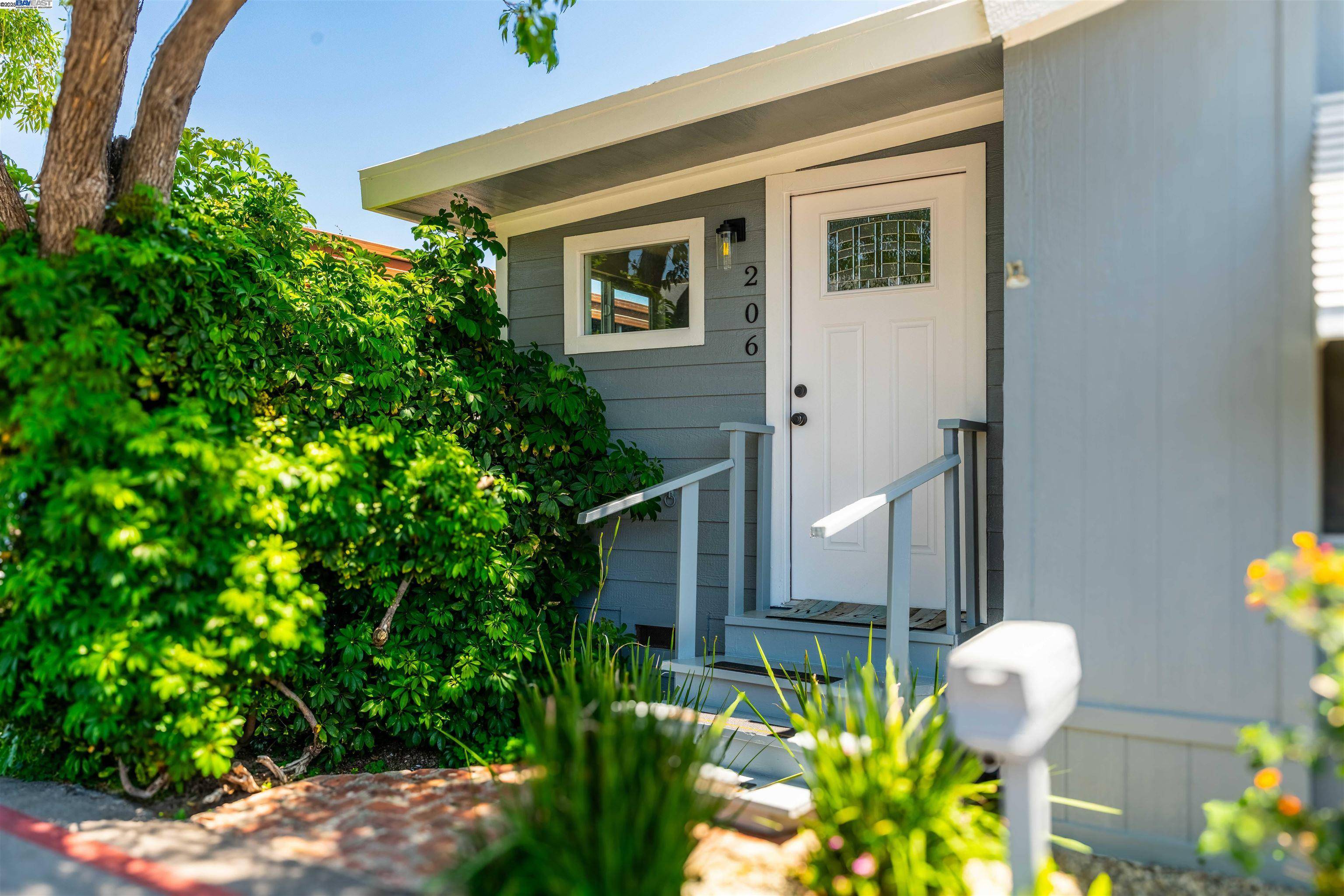 Sylmar, CA 91342-2752,15445 COBALT #206