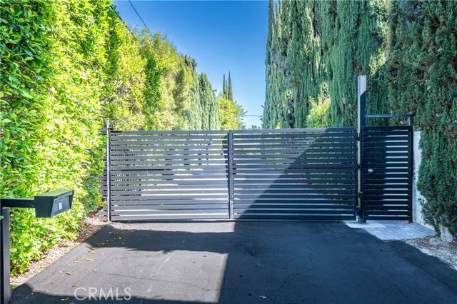 Encino, CA 91436,16303 Meadowridge RD