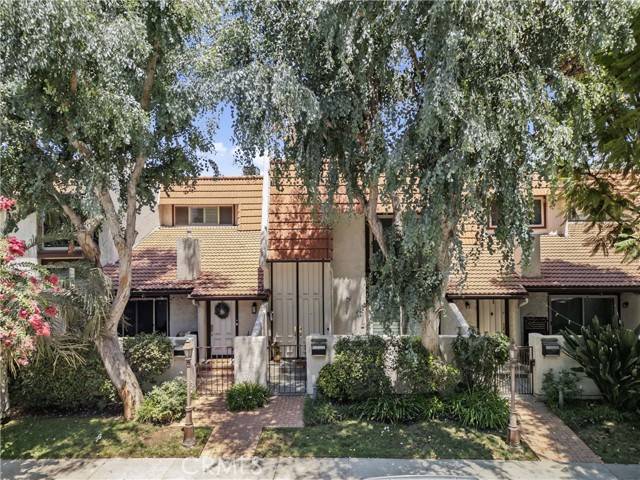 Woodland Hills, CA 91367,22255 1/4 Erwin ST