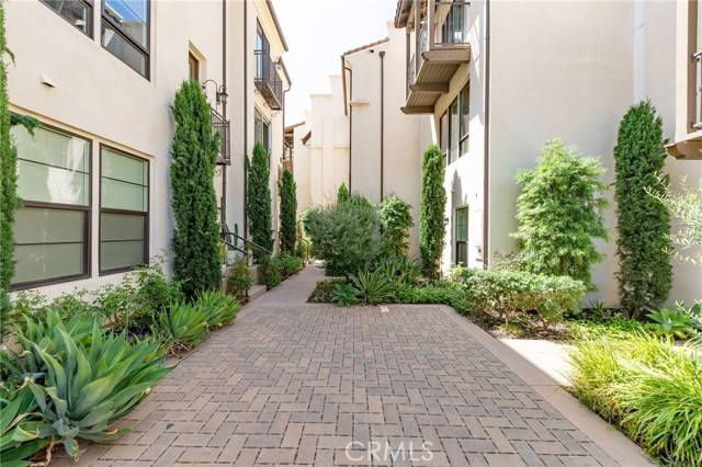Toluca Lake, CA 91602,10736 Bloomfield ST