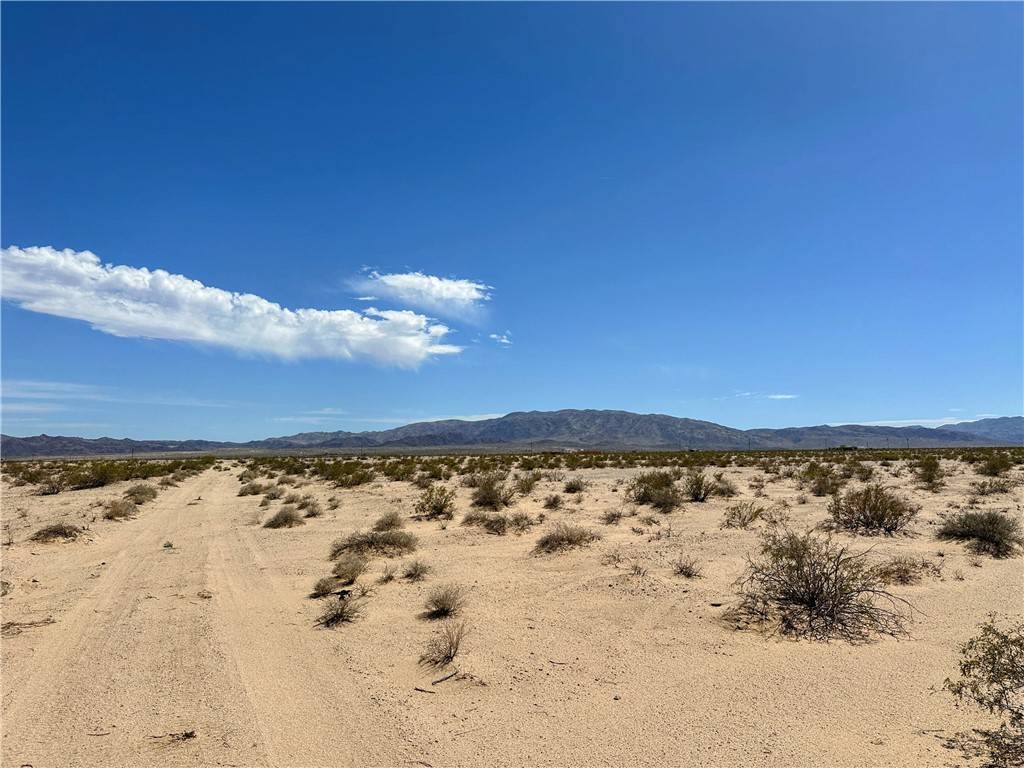 Twentynine Palms, CA 92277,7 Cadiz DR