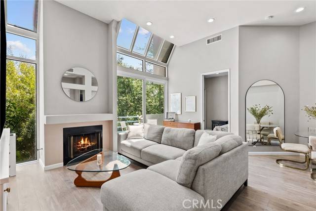 Encino, CA 91316,5151 Balboa BLD 303