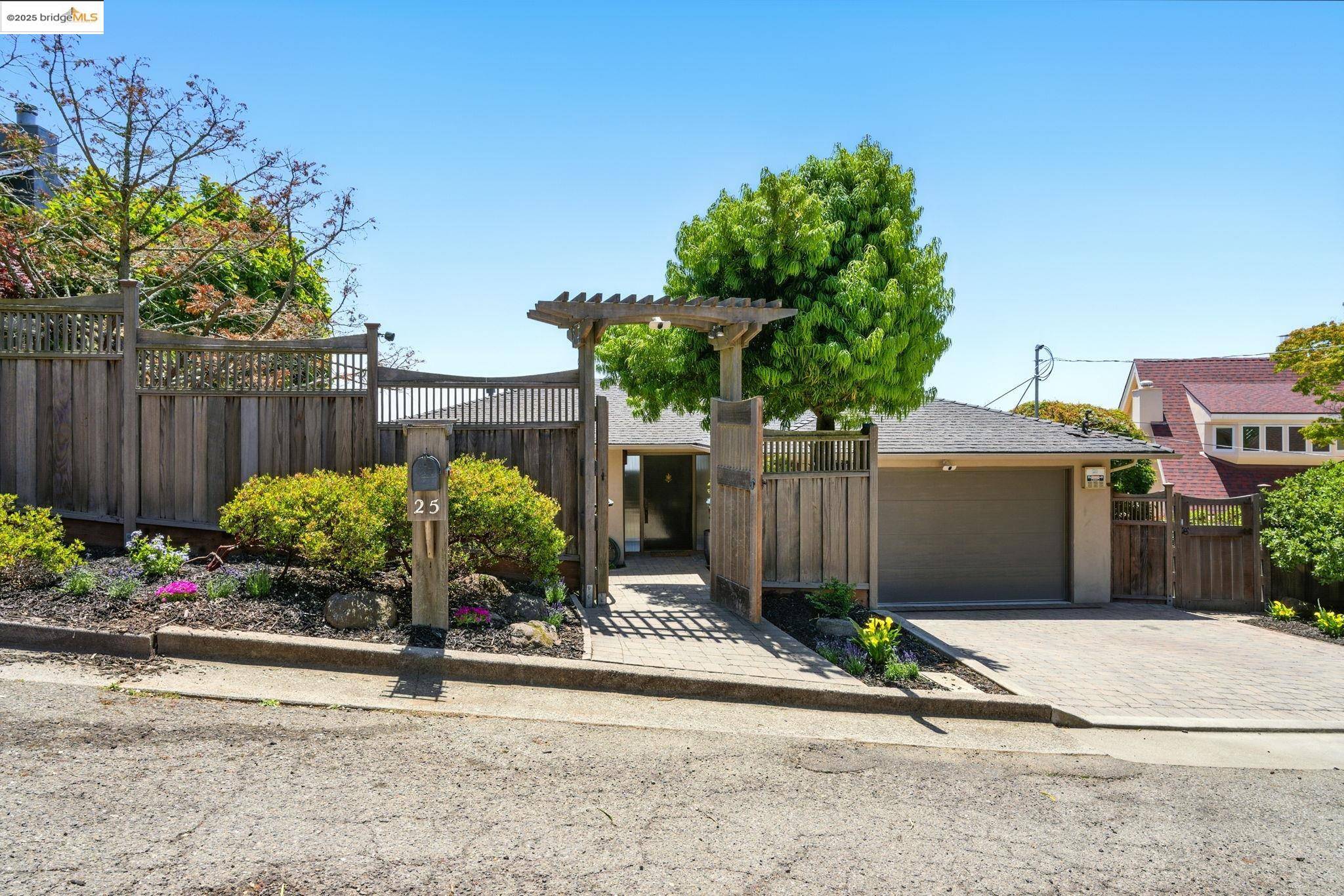 Oakland, CA 94611,25 Holyrood MNR