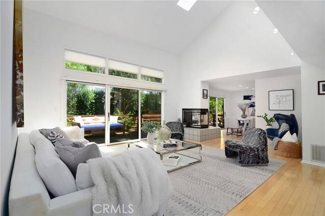 Calabasas, CA 91302,828 Wonder View DR