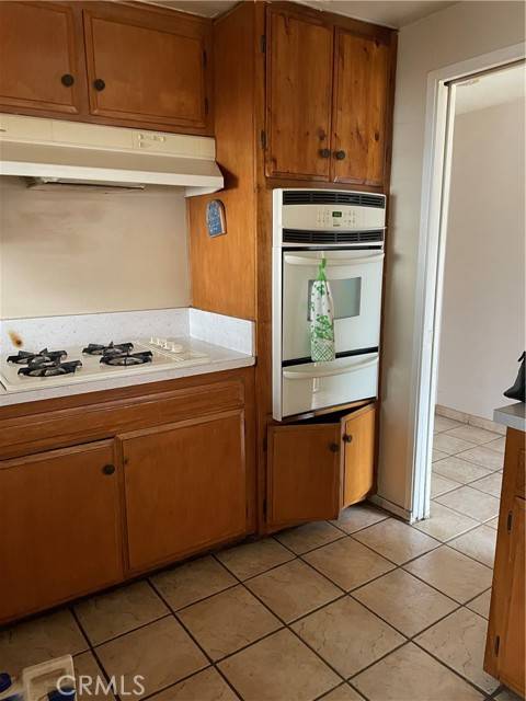 Santa Ana, CA 92704,910 S Bewley ST