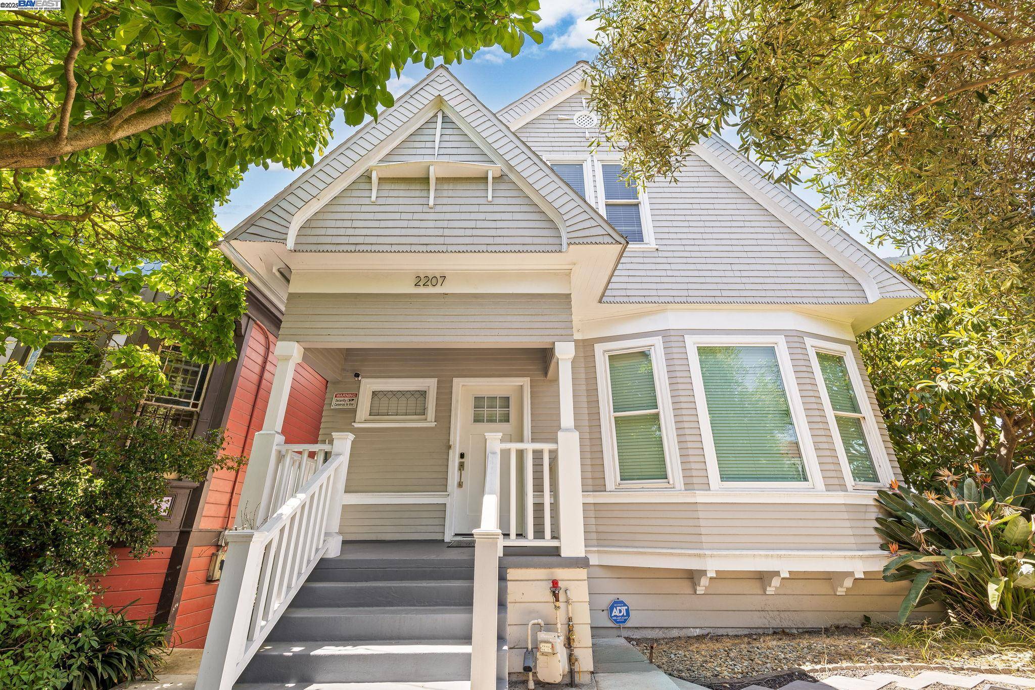 Oakland, CA 94606,2207 E 21St St
