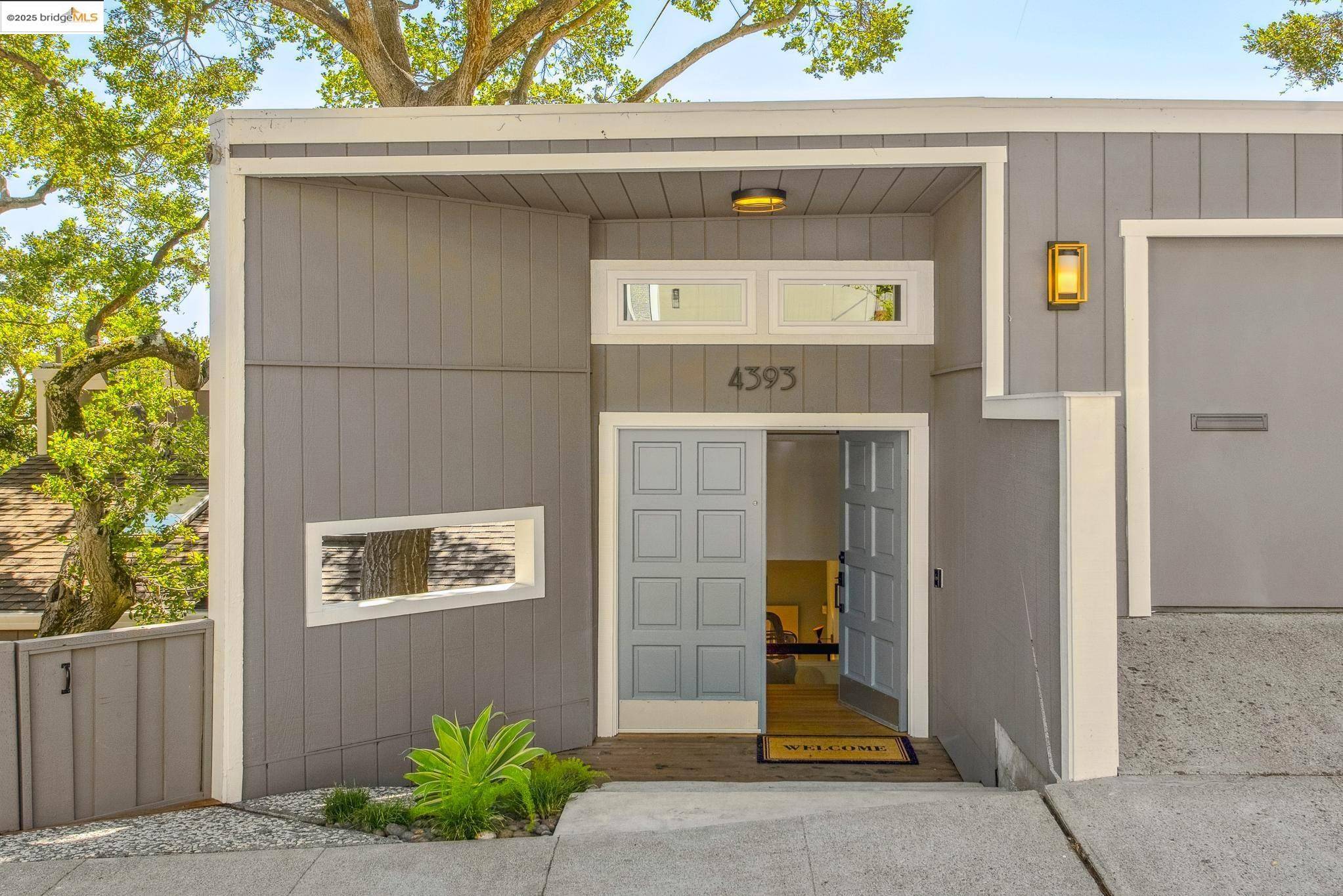 Oakland, CA 94602,4393 Bridgeview Dr