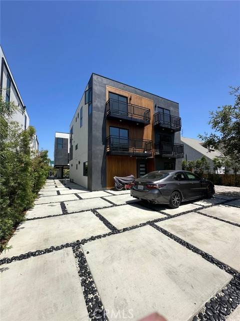 Los Angeles, CA 90004,656 N Mariposa AVE