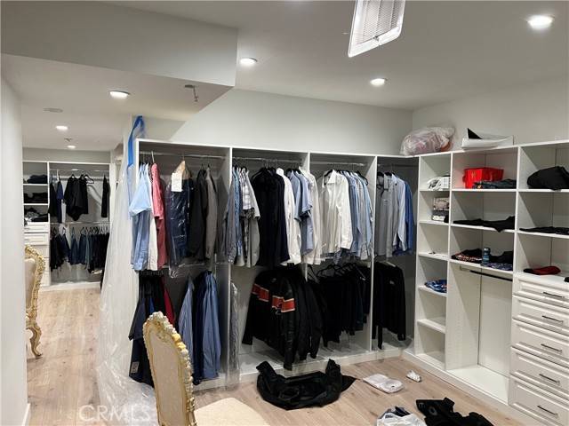 Woodland Hills, CA 91364,21765 Ybarra RD