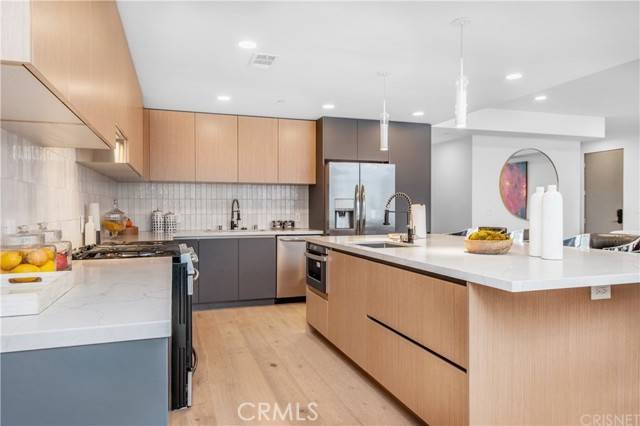 Valley Village, CA 91607,5110 Whitsett AVE 105