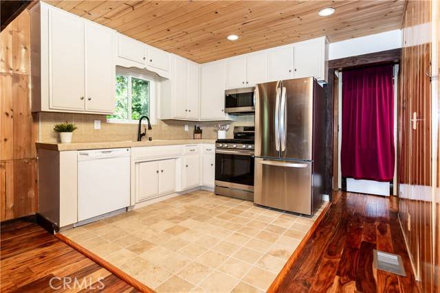 Lake Arrowhead, CA 92352,27941 Rainbow DR