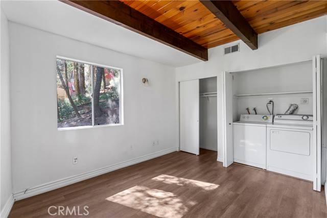 Crestline, CA 92325,24011 Lakeview DR