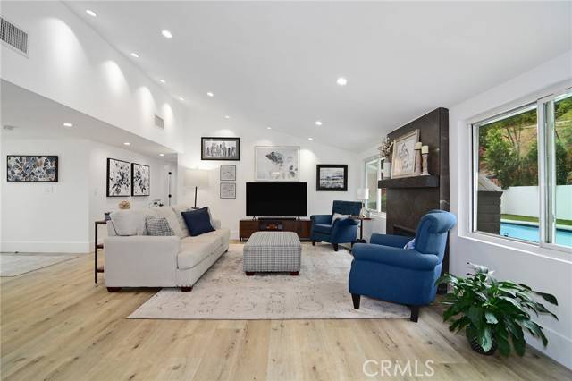 Woodland Hills, CA 91367,5720 Comanche AVE