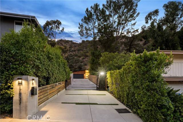 Encino, CA 91436,17137 Escalon DR