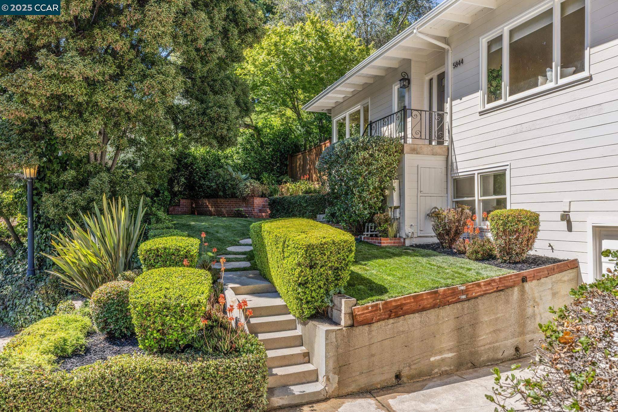 Oakland, CA 94611,5844 Harbord Dr