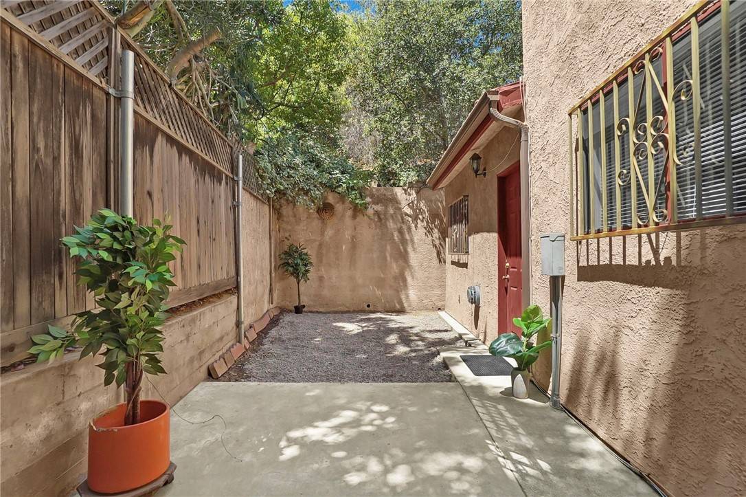 Los Angeles, CA 90039,2524 Ivan Hill TER