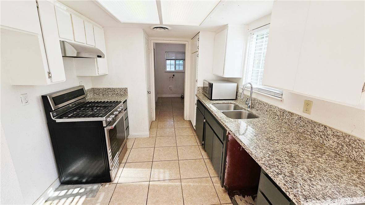 Bakersfield, CA 93307,201 Lois LN