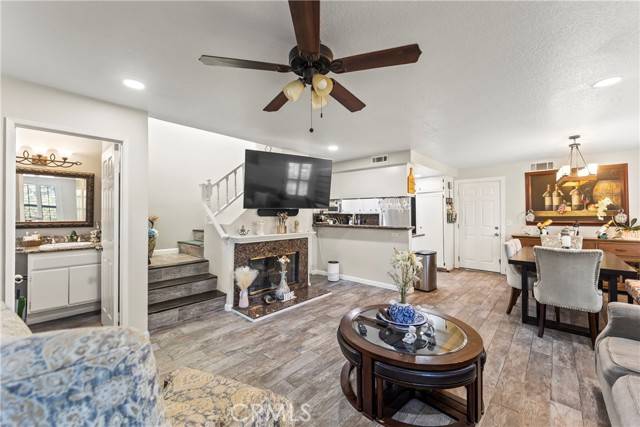 Saugus, CA 91350,22617 Copper Hill DR 121