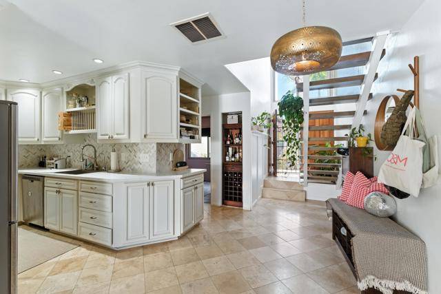 San Diego, CA 92110,4252 Loma Riviera LN